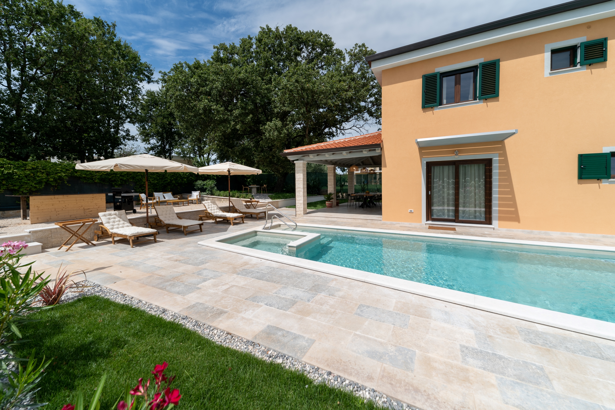 Old Oak Villa Outdoors